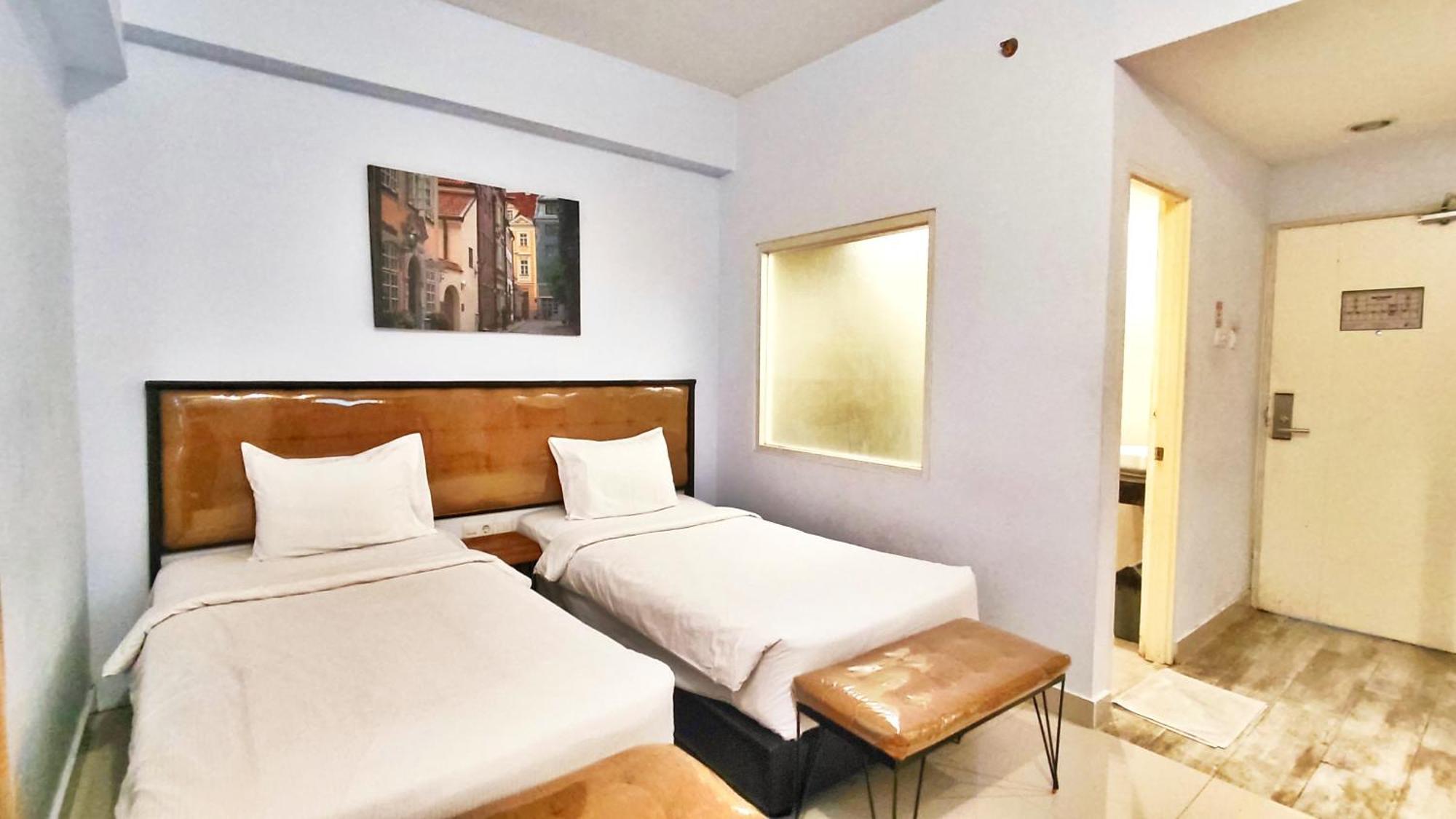 Votel Hotel Charis Tuban Tuban  Εξωτερικό φωτογραφία