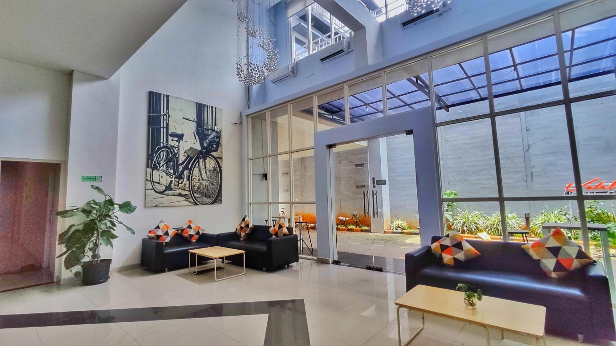 Votel Hotel Charis Tuban Tuban  Εξωτερικό φωτογραφία