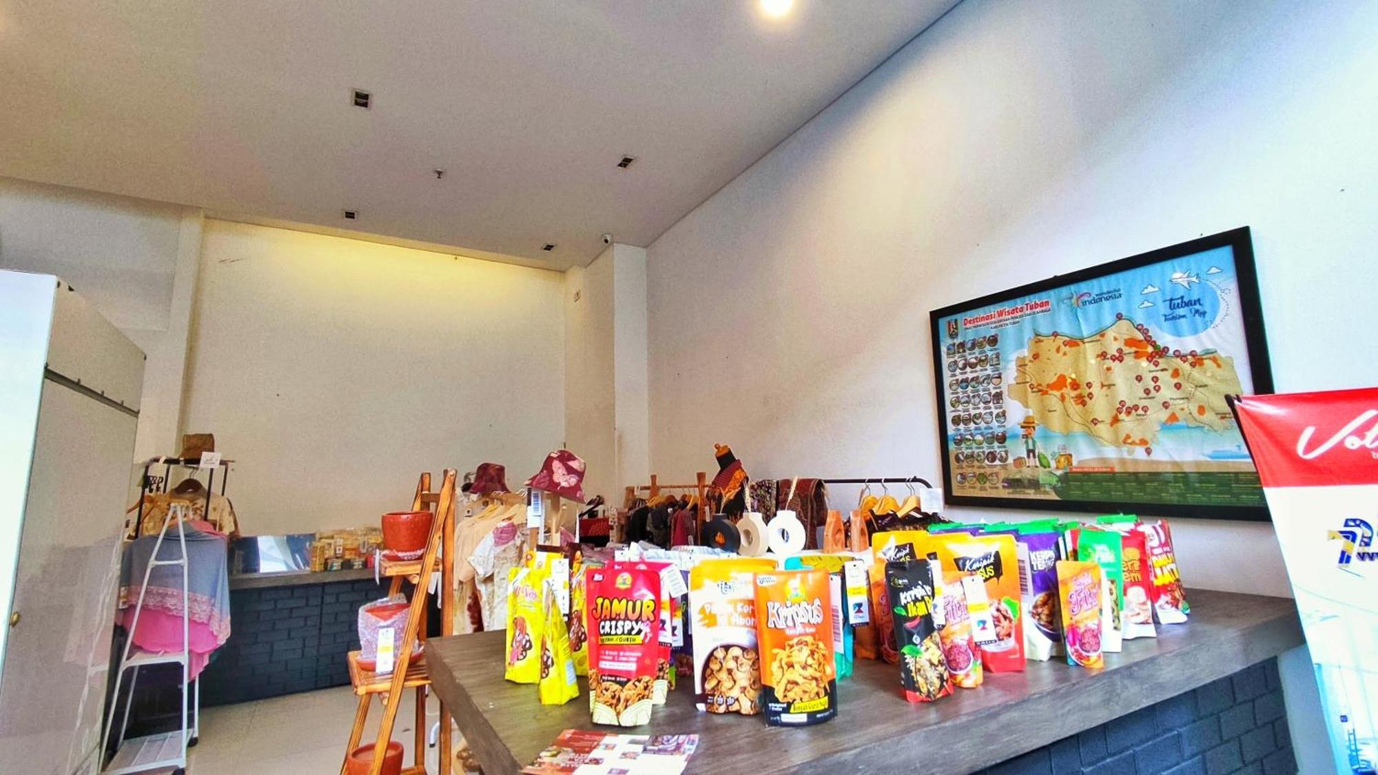 Votel Hotel Charis Tuban Tuban  Εξωτερικό φωτογραφία